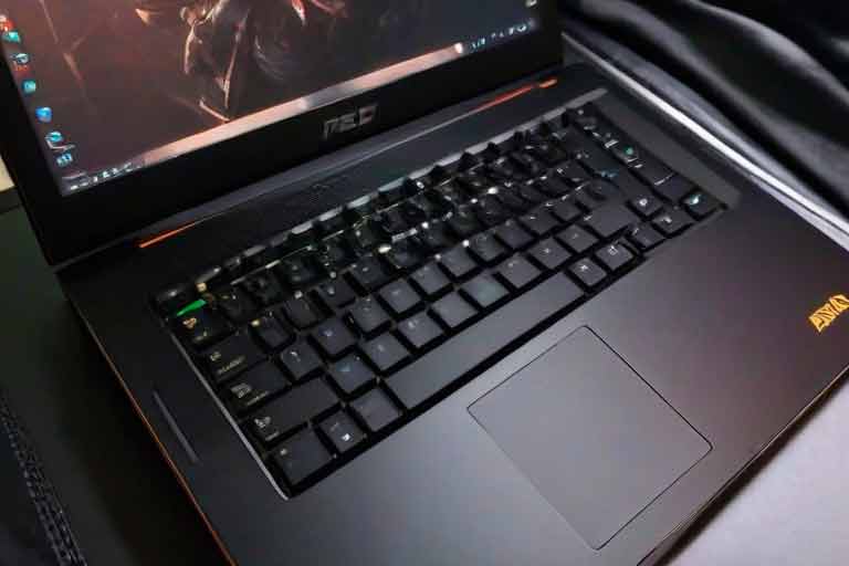 ¿Cómo reparar tu Dell Inspiron 15 Gaming 7567 si se apaga a pesar de tener la batería llena?