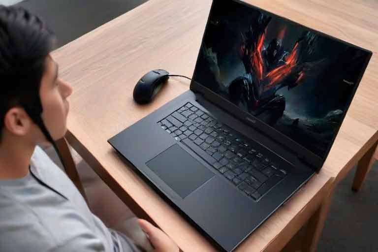 ¿Cómo reparar tu Dell Inspiron 15 Gaming 7567 si se apaga a pesar de tener la batería llena?